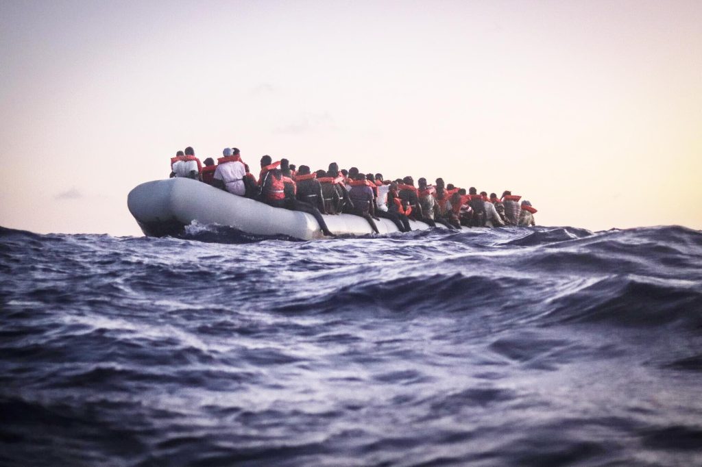 The royal armed forces oppose 5 boats on board 156 "free"