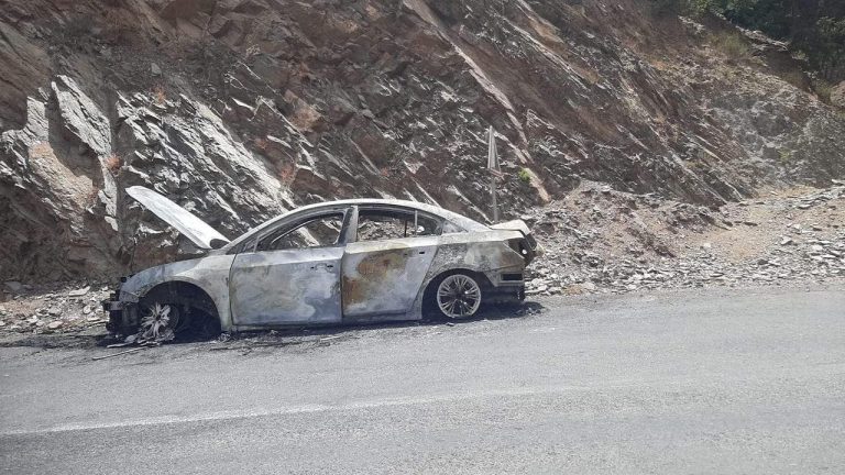 A sudden fire devouring a car on the road between Tahnut and Moulay Ibrahim