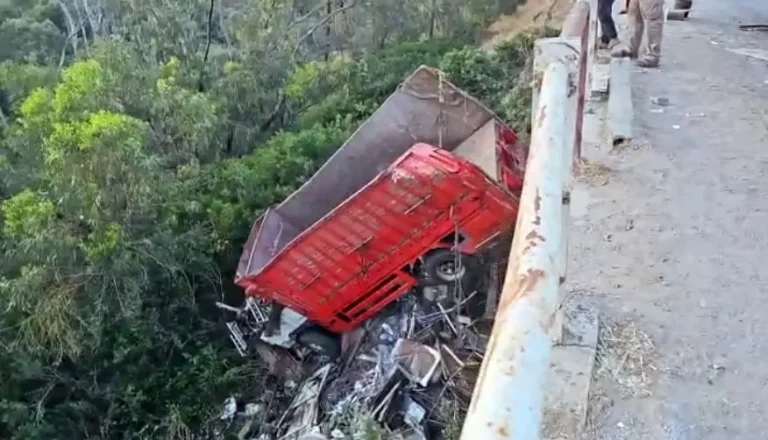 A truck loaded with "scrap" of the Pont de la Vallée de "Nafifakh, the outskirts of Muhammadiyah