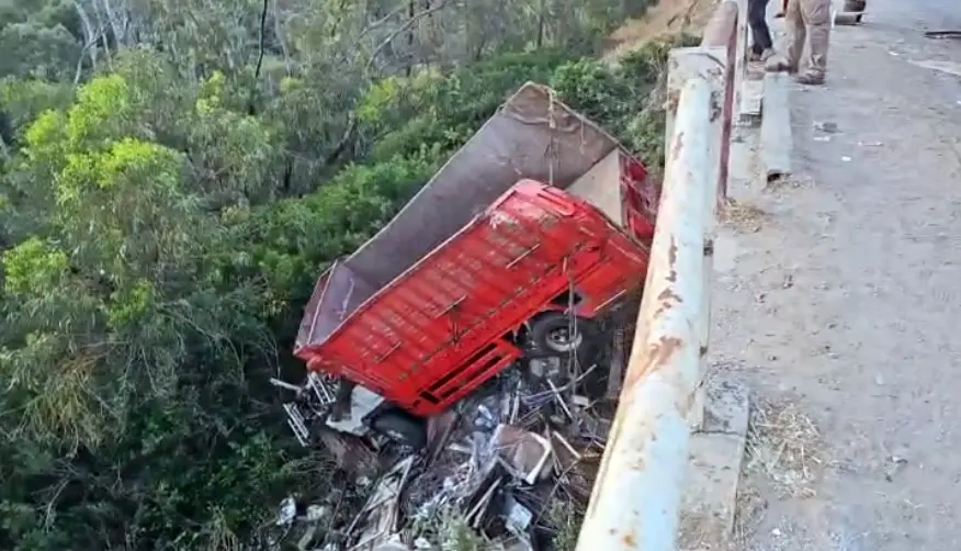 A truck loaded with "scrap" of the Pont de la Vallée de "Nafifakh, the outskirts of Muhammadiyah