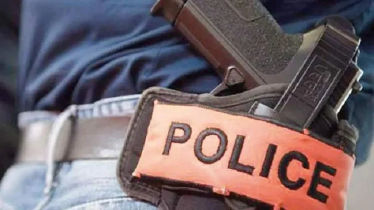 A warning of the new one .. a police officer who shoots to stop jeans, who put security