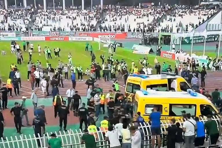 Algeria .. Falling Fans of the stands of the July 5 stadium stopped the MCA coronation ceremony