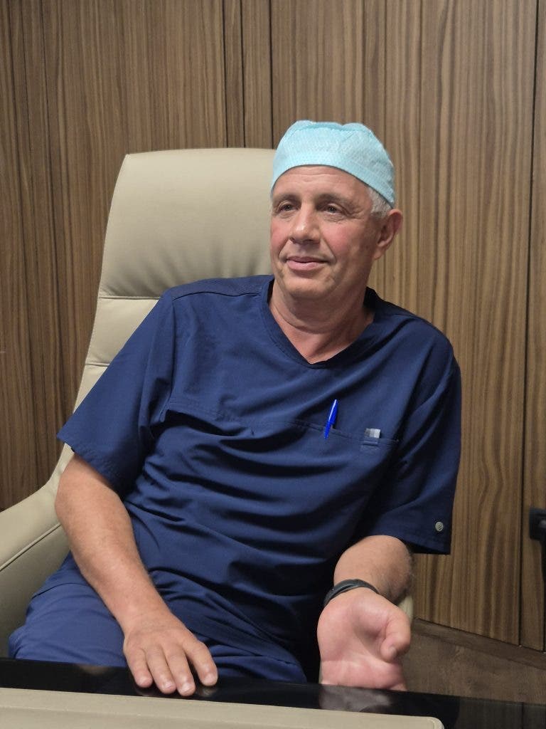 Dr ezz el -in al -haiba .. a model in medicine and humanity at the hospital walls al -Sultan