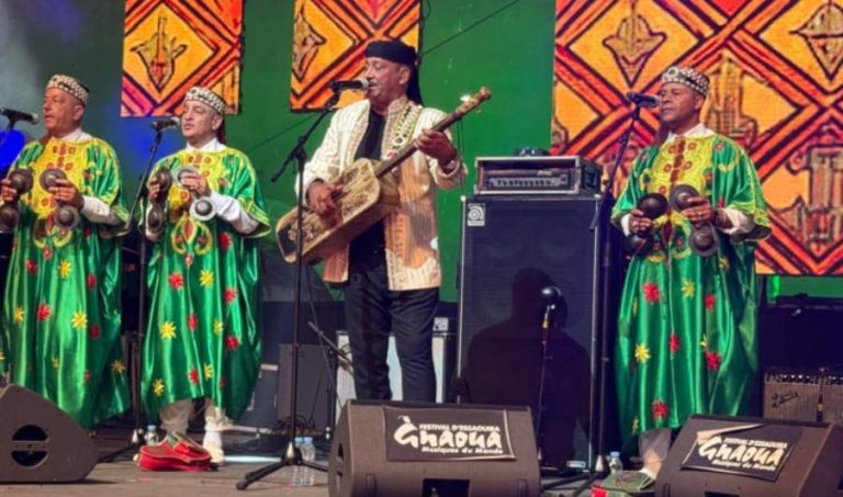 Hamid Al -Qasari launches the spark of "Tennawit" at the opening of the Knawah Festival in Essaouira