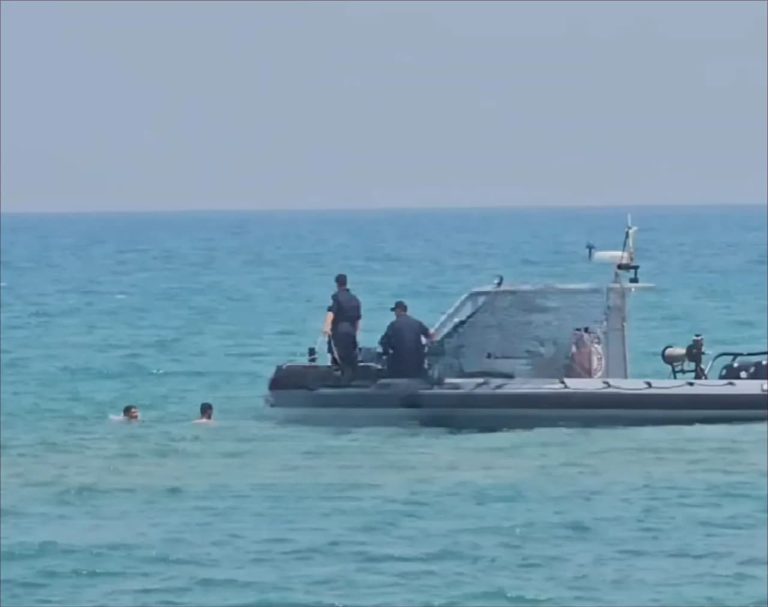 Saidia .. 3 young Algerians cross the Moroccan Sea in Algeria