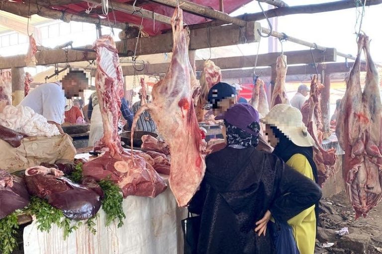 Sidi al -aidi .. meat sold in a strange way, then where is the role of surveillance committees?