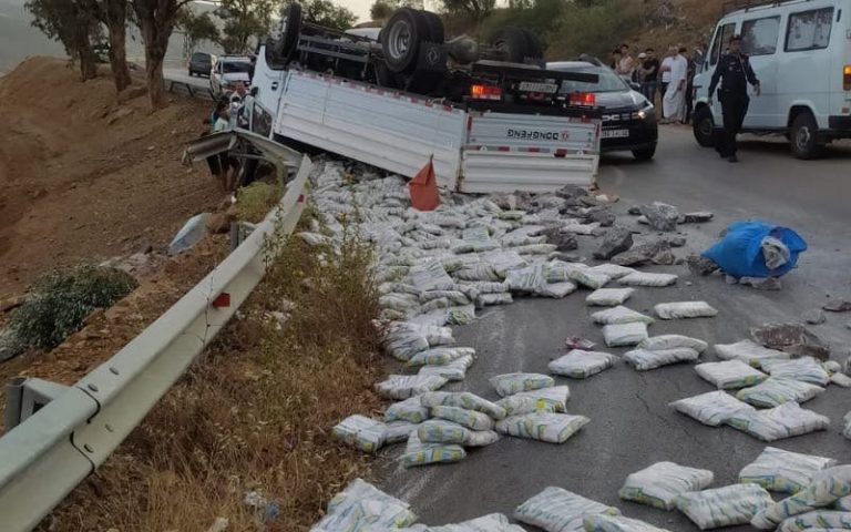 Targist .. 3 injuries following a truck loaded with salt at the dawn of death