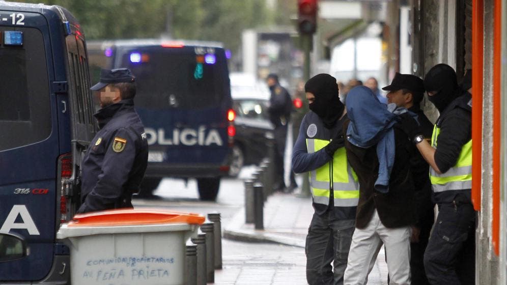 The Spanish Civil Guard stops an Algerian Morocco and youth in the context of the flight of houses in Valence