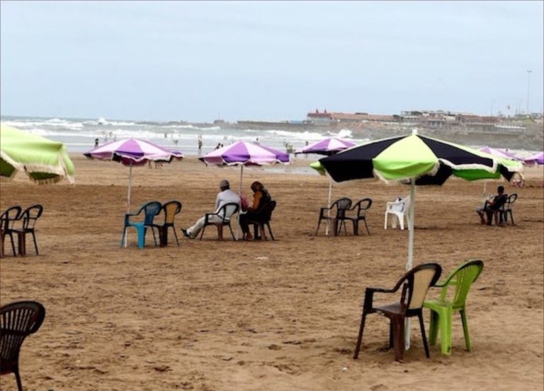 The parties dispute the decision of the authorities and continue to occupy the public domain on the beaches of Muhammadiyah